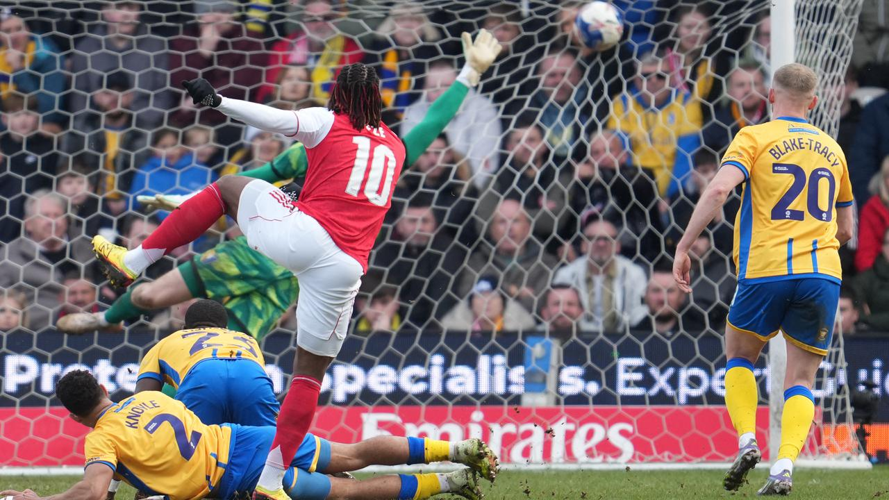 Arsenal dipaksa bekerja keras oleh klub kasta ketiga (League One) Mansfield Town di babak perdelapan final Piala FA 2025/2026. Meriam London cuma menang tipis 1-2 pada laga yang digelar di Stadion One Call, Sabtu (7/3/2026) malam WIB. Pada laga ini manajer Arsenal Mikel Arteta melakukan rotasi. Pemain-pemain kunci kebanyakan disimpan. Lini depan diisi Kai Havertz dan Gabriel Jesus. Sayangnya kemenangan ini harus dibayar mahal Leandro Trossard mengalami cedera pada pertengahan babak pertama sehingga tidak bisa melanjutkan pertandingan dan digantikan Pedro Hincapie. Main dihadapan suporter sendiri, Mansfield berani meladeni Arsenal dengan permainan terbuka. Tuan rumah hampir mencuri gol di menit 10 lewat tembakan Louis Reed yang masih bisa digagalkan kiper Arsenal Kepa Arrizabalaga.